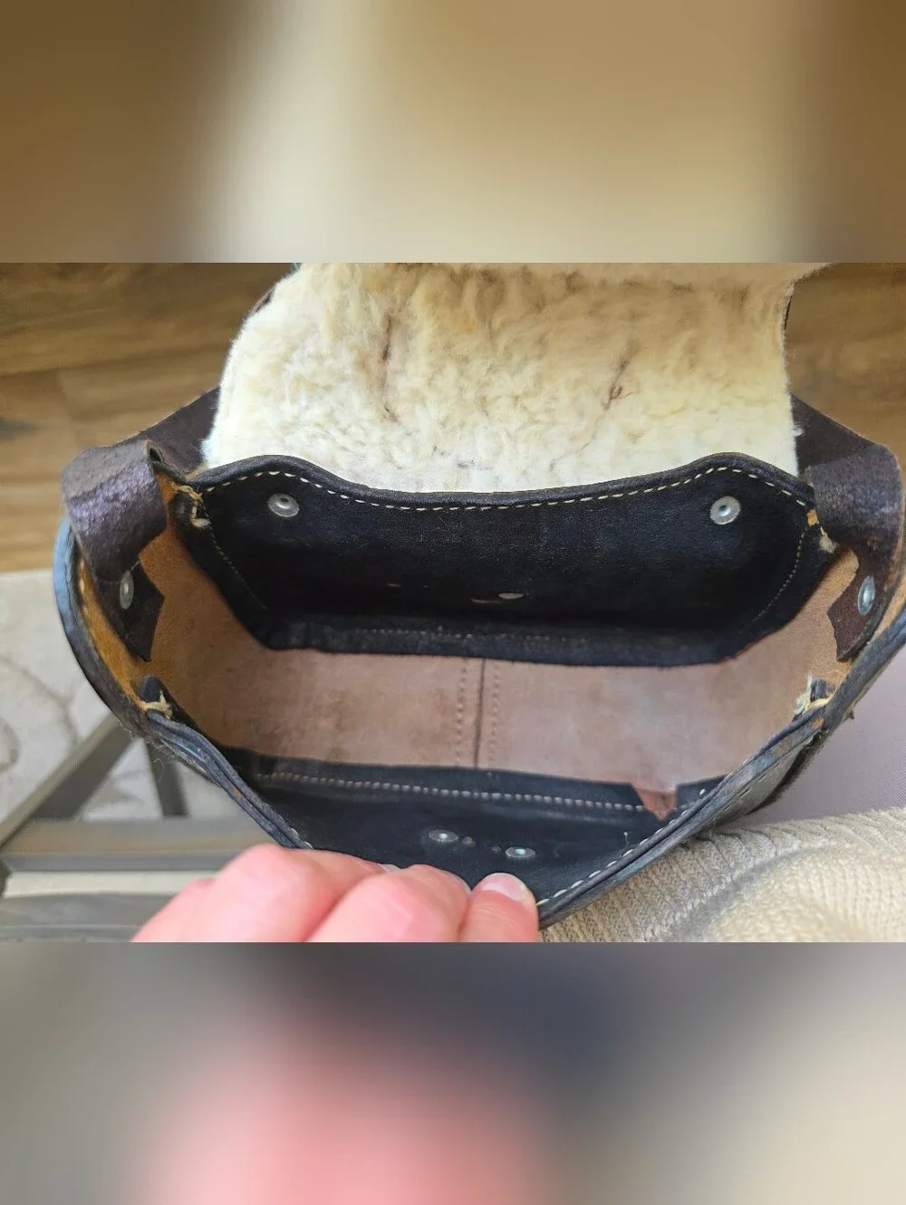 Vintage 1970's-80's Western Saddle Crossbody Bag Tooled Leather Sherling - Picture 10 of 16